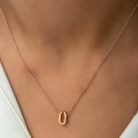 gumus-rose-3-boyutlu-u-harf-bayan-kolye-harfli-kolyeler-gumush-37910-59-B