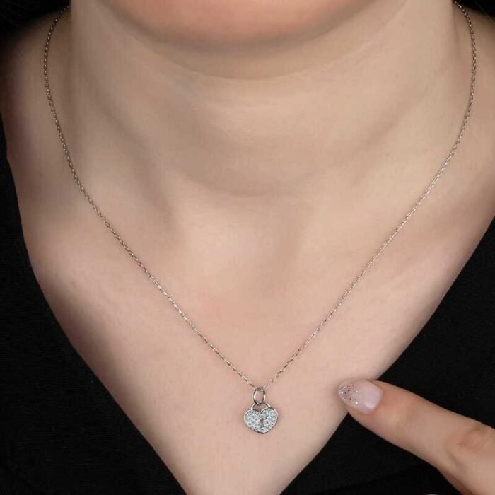 swarovski-tasli-gumus-kalp-kiliti-bayan-kolye-15-swarovski-kolye-gumush-37313-57-B