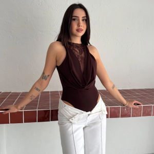 Kadın Dantel Detaylı Derin Dekolte Body Şık Kolsuz Yazlık Bodysuit – Kahvrenegi