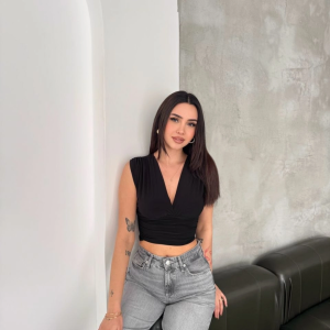 Kadın Vatkalı Kolsuz V Yaka Drapeli Crop Bluz Likralı Fit – Siyah