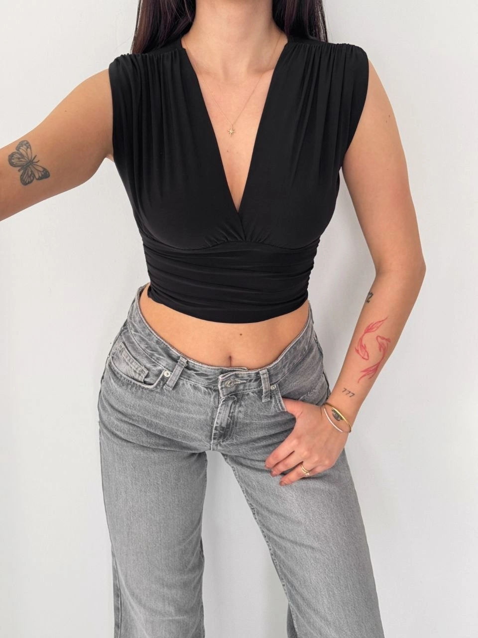 Kadın Vatkalı Kolsuz V Yaka Drapeli Crop Bluz Likralı Fit – Siyah
