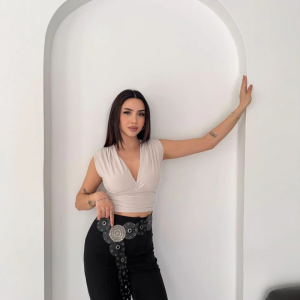 Kadın Vatkalı Kolsuz V Yaka Drapeli Crop Bluz Likralı Fit – Boyalı Gri