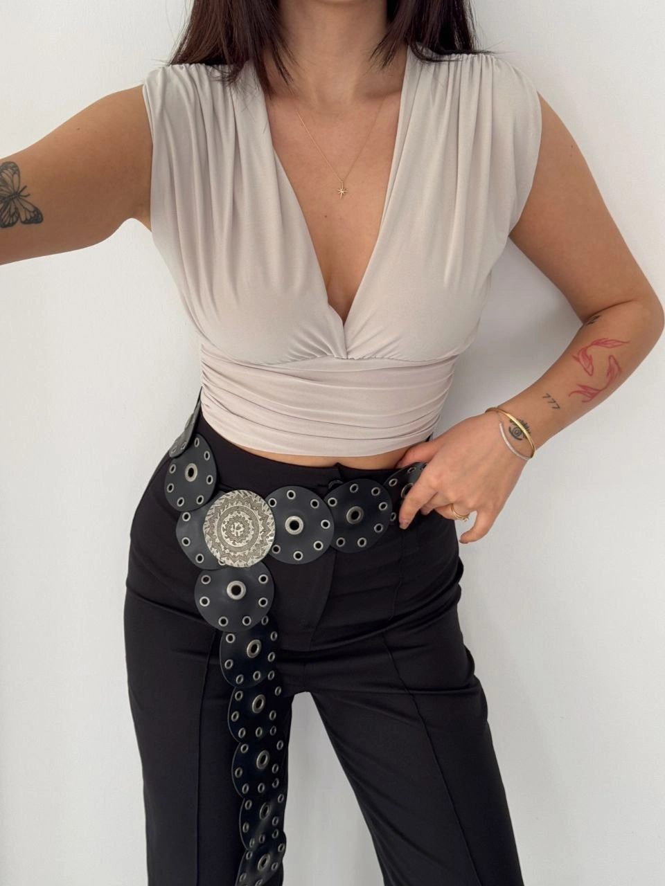 Kadın Vatkalı Kolsuz V Yaka Drapeli Crop Bluz Likralı Fit – Boyalı Gri