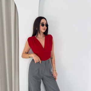 Kadın Vatkalı Kolsuz V Yaka Drapeli Crop Bluz Likralı Fit – Kırmızı