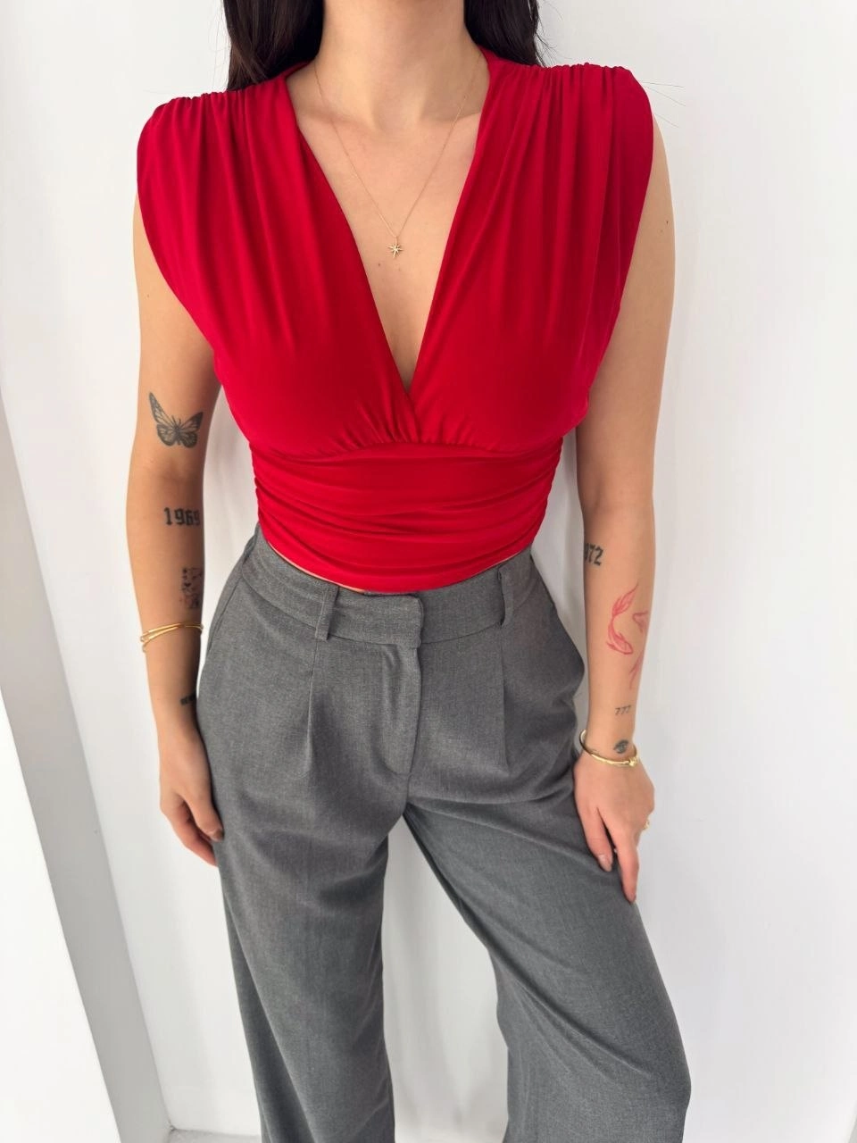 Kadın Vatkalı Kolsuz V Yaka Drapeli Crop Bluz Likralı Fit – Kırmızı