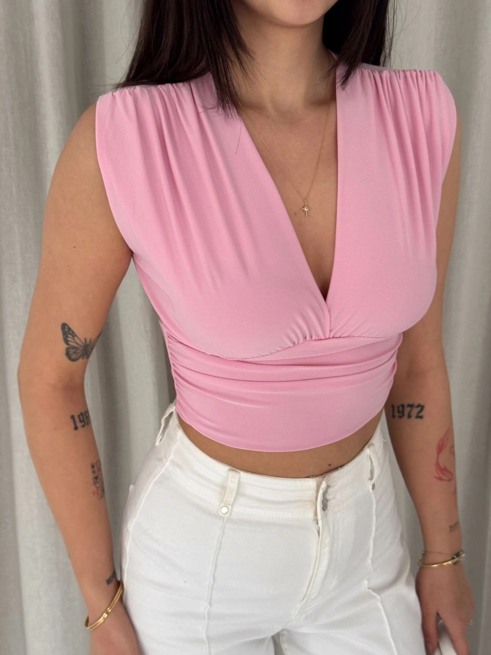 Kadın Vatkalı Kolsuz V Yaka Drapeli Crop Bluz Likralı Fit – Pembe