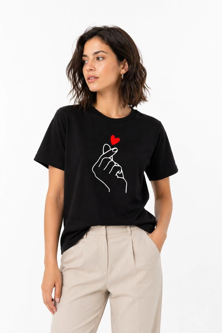 Kadın Kore Parmak Kalp Aşk Temalı Minimal Baskılı Tişört Yazlık Kısa Kol T-Shirt – Siyah