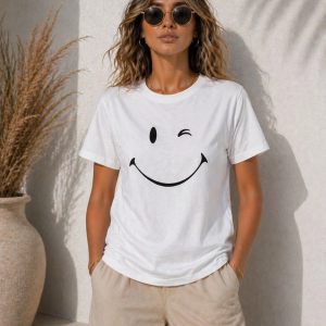 Kadın Minimal Gülümseyen Yüz Baskılı Tişört Kısa Kol Yazlık T-Shirt – Beyaz