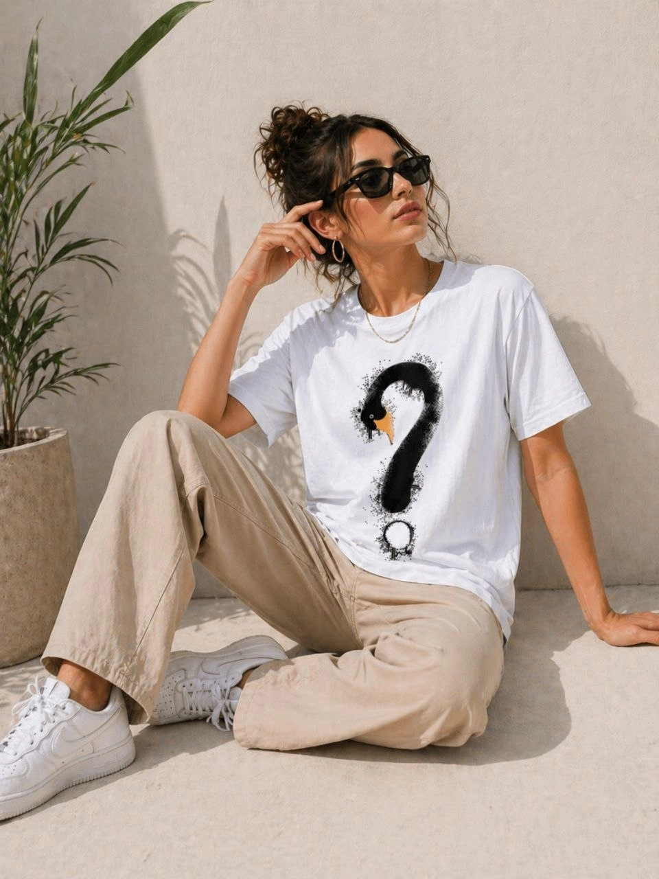 Kadın Kuğu Figürlü Soru İşareti Baskılı Tişört Kısa Kol T-Shirt – Beyaz