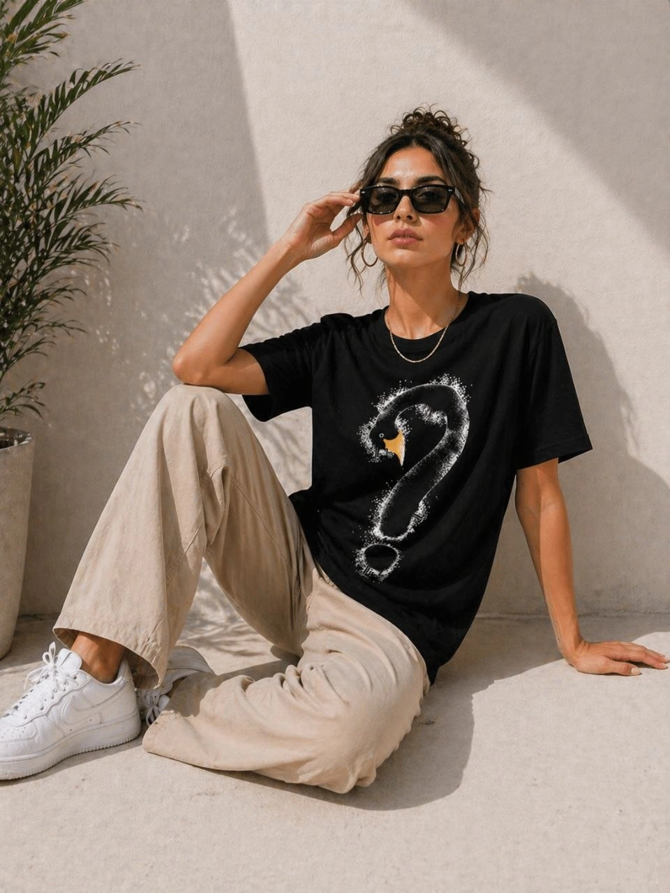 Kadın Kuğu Figürlü Soru İşareti Baskılı Tişört Kısa Kol T-Shirt – Siyah