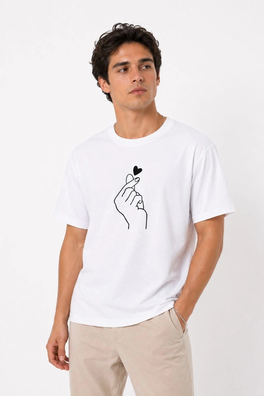 Erkek Kore Parmak Kalp Aşk Temalı Minimal Baskılı Tişört Yazlık Kısa Kol T-Shirt – Beyaz