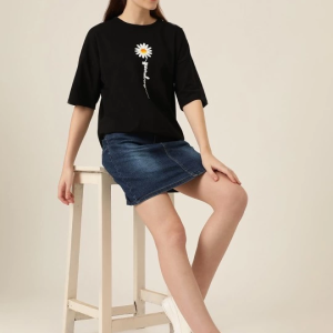 Kadın Papatya Baskılı T-Shirt Kısa Kol Bisiklet Yaka Oversize Tişört – Siyah