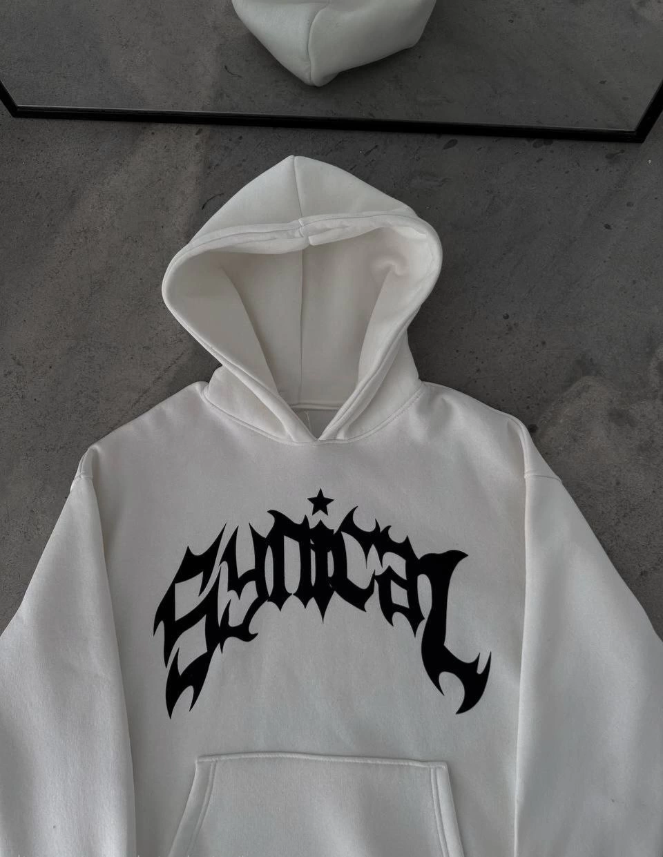 Kadın Kapüşonlu Kanguru Cepli Sweatshirt 3 İplik Pamuklu Baskılı Hoodie – Beyaz