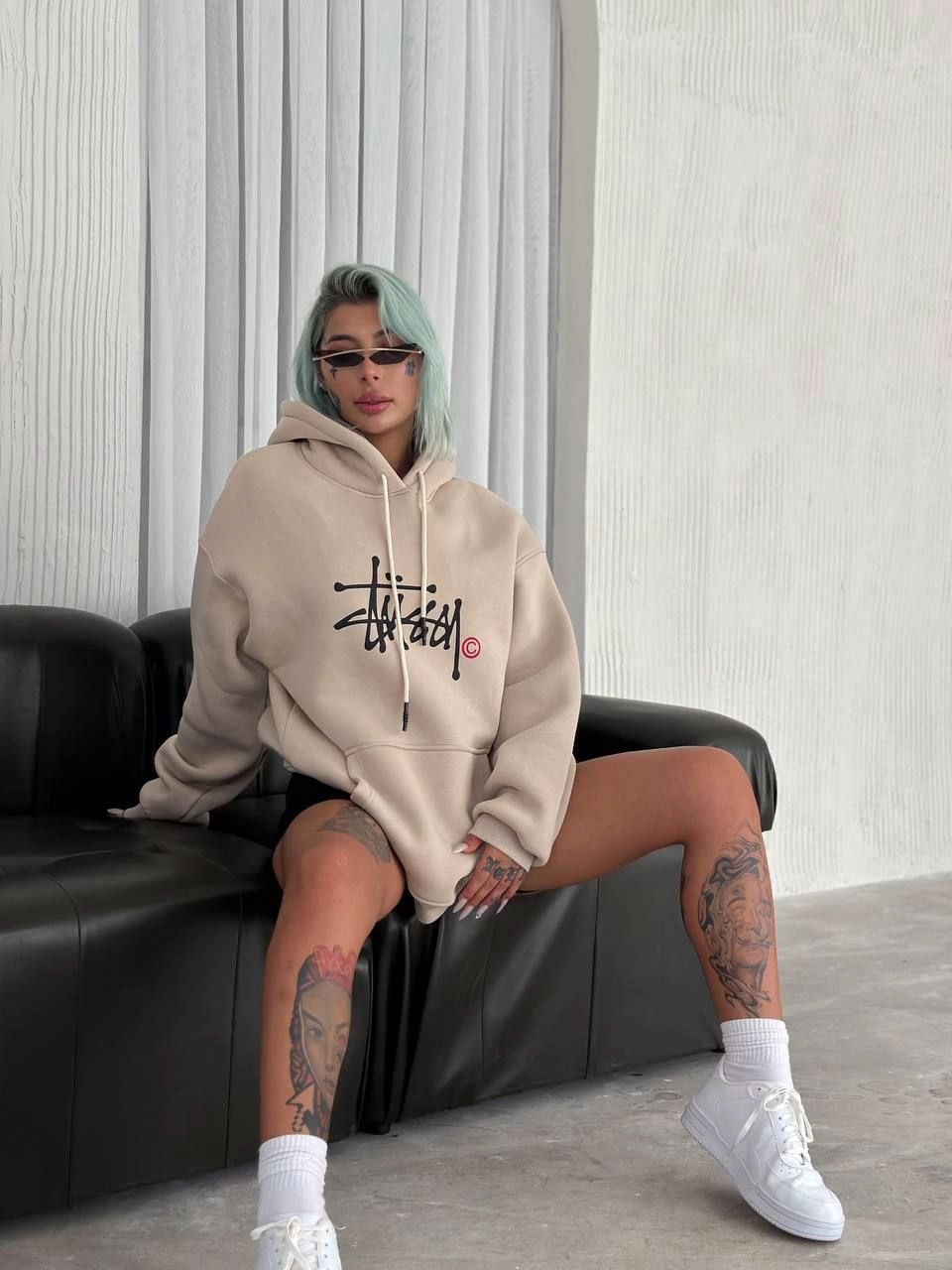 Kadın Oversize Kapüşonlu Cepli Baskılı 3 İplik Pamuklu Hoodie Sweatshirt – Bej