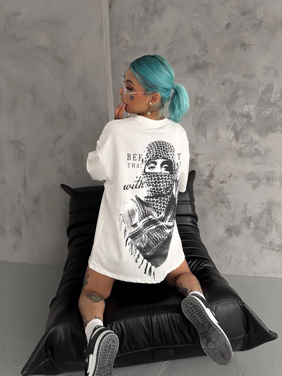 Kadın Kısa Kol Tişört Bisiklet Yaka Filistin Poşülü Baskılı T-Shirt – Beyaz
