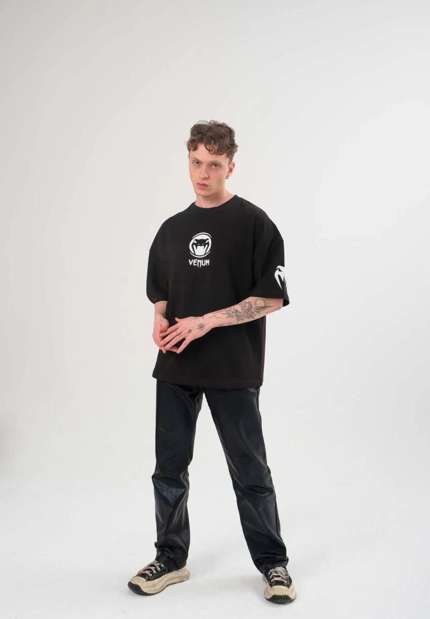 Erkek Kısa Kol Tişört Göğüs ve Kol Bisiklet Yaka Baskılı T-Shirt – Siyah
