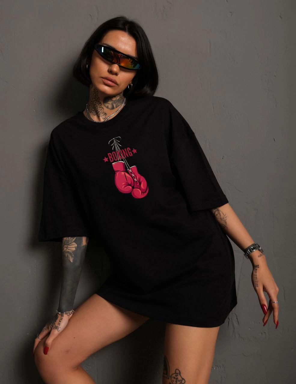 Kadın Kısa Kol Tişört Bisiklet Yaka Boxy Eldiven Baskılı T-Shirt – Siyah