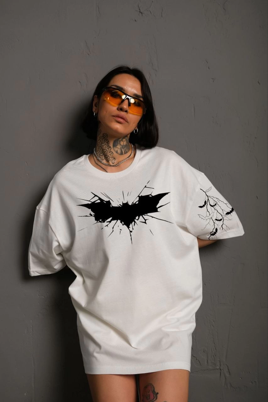 Kadın Bisiklet yaka tişort Ön ve Kol Yarasa Baskılı T-shirt – Beyaz