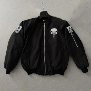 ERKEK Siyah Askeri Tarz Bomber Mont Punisher Skull Detaylı Fermuarlı Cepli – Siyah