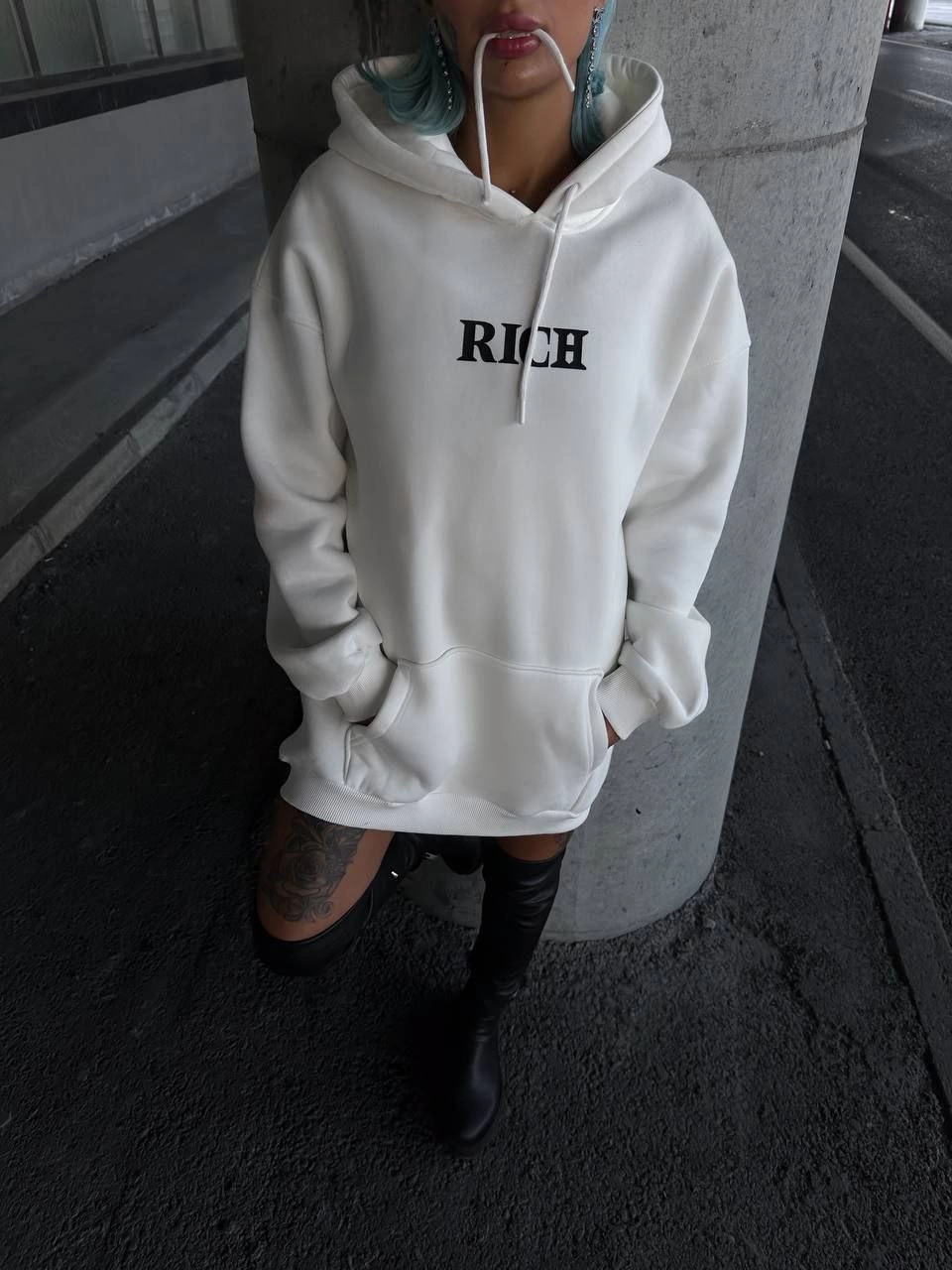 Kadın Kapüşonlu Kanguru Cepli Sweatshirt 3 İplik Pamuklu Baskılı Hoodie – Beyaz