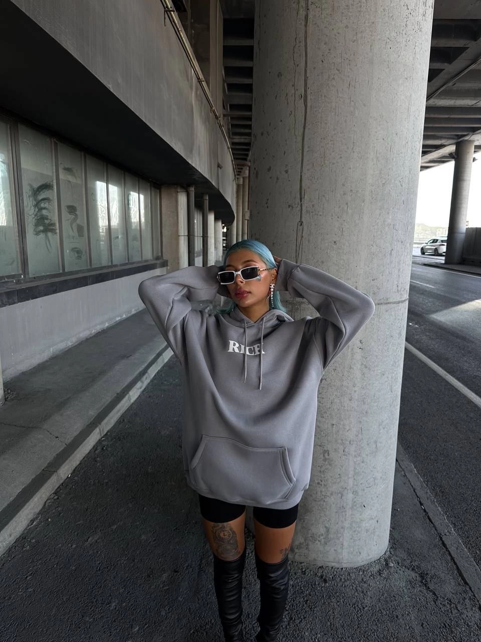 Kadın Kapüşonlu Kanguru Cepli Sweatshirt 3 İplik Pamuklu Baskılı Hoodie – Gri